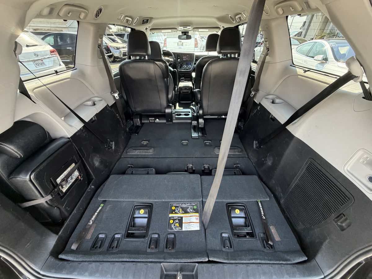 Used 2019 Toyota Sienna SE w/ Carpet Mat Package FWD image 24