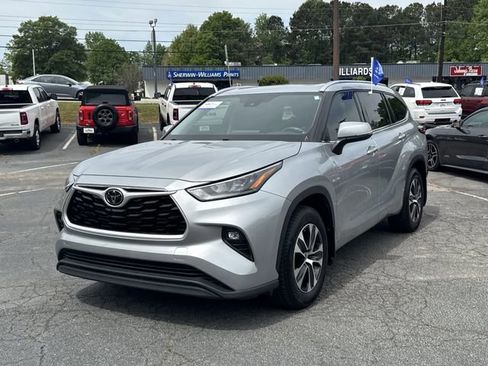 Used 2020 Toyota Highlander XLE FWD image 3