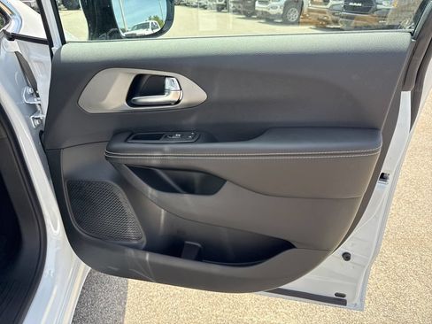 New 2027 Chrysler Pacifica Select FWD image 25