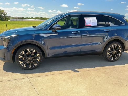 Used 2025 Kia Sorento EX w/ Panoramic Sunroof Package image 4