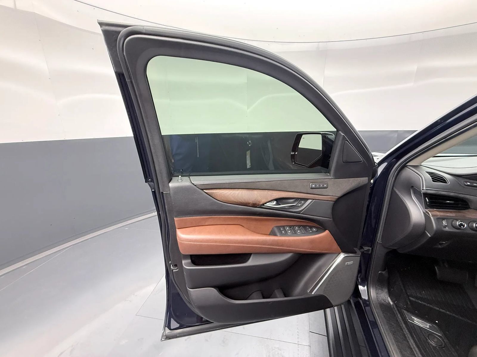 Used 2018 Cadillac Escalade Premium Luxury AWD/4WD image 29