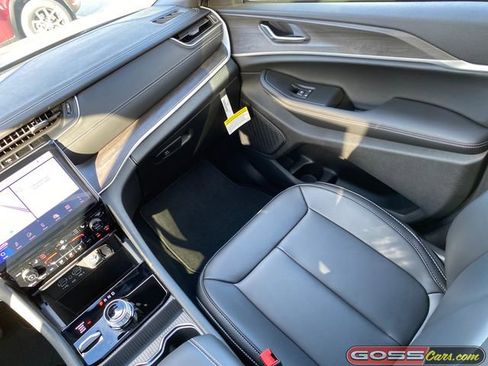 New 2025 Jeep Grand Cherokee Limited w/ Black Appearance Package image 15