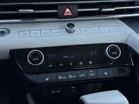 Used 2024 Hyundai Elantra Limited image 18