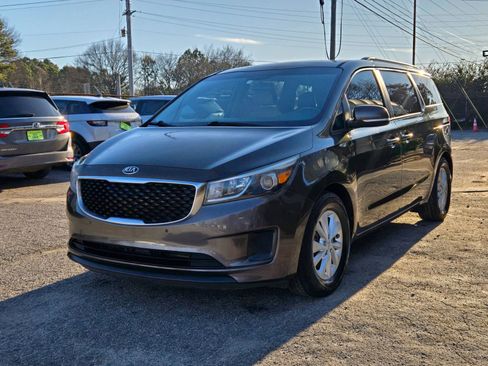 Used 2017 Kia Sedona LX w/ LX Essentials Premium Package image 2
