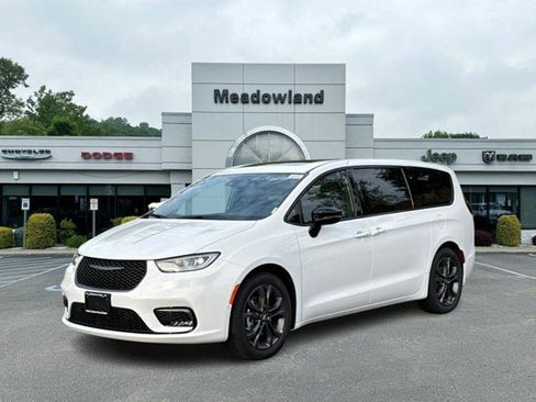 New 2026 Chrysler Pacifica Select image 1