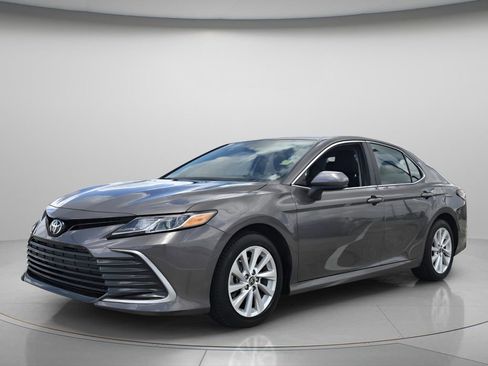 Used 2022 Toyota Camry LE FWD image 9