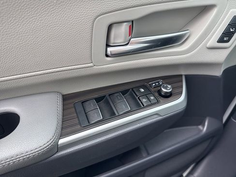 Used 2024 Toyota Sienna Limited image 27