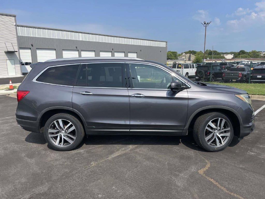 Used 2017 Honda Pilot Touring image 2