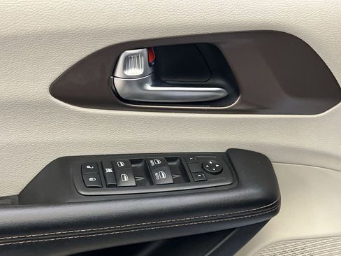 Used 2019 Chrysler Pacifica Touring-L image 13