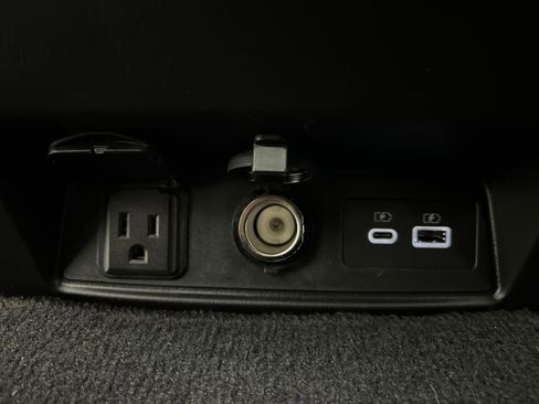 Used 2024 Nissan Armada Platinum w/ Captain's Chairs Package image 27