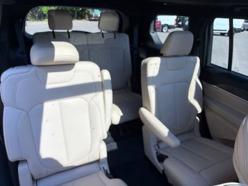 Used 2025 Jeep Grand Cherokee L Limited w/ Black Appearance Package AWD/4WD image 24