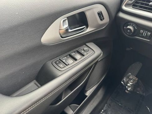 Used 2025 Chrysler Pacifica Limited FWD image 33