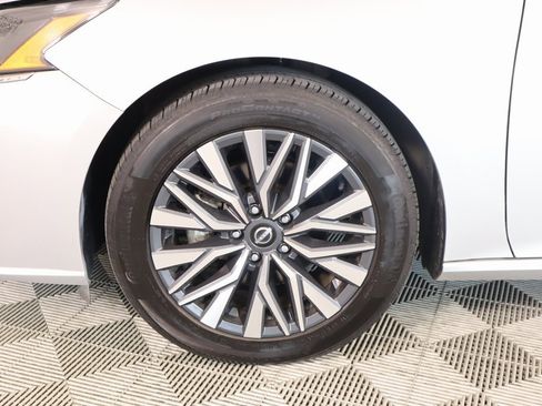 Used 2024 Nissan Altima 2.5 SV image 16