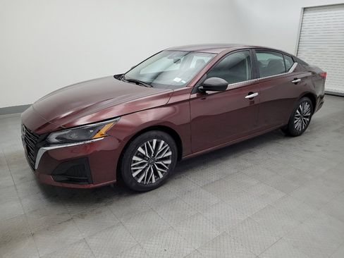 Used 2024 Nissan Altima 2.5 SV image 2