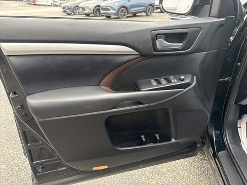 Used 2019 Toyota Highlander XLE AWD/4WD image 15