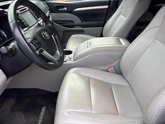 Used 2019 Toyota Highlander XLE FWD image 11