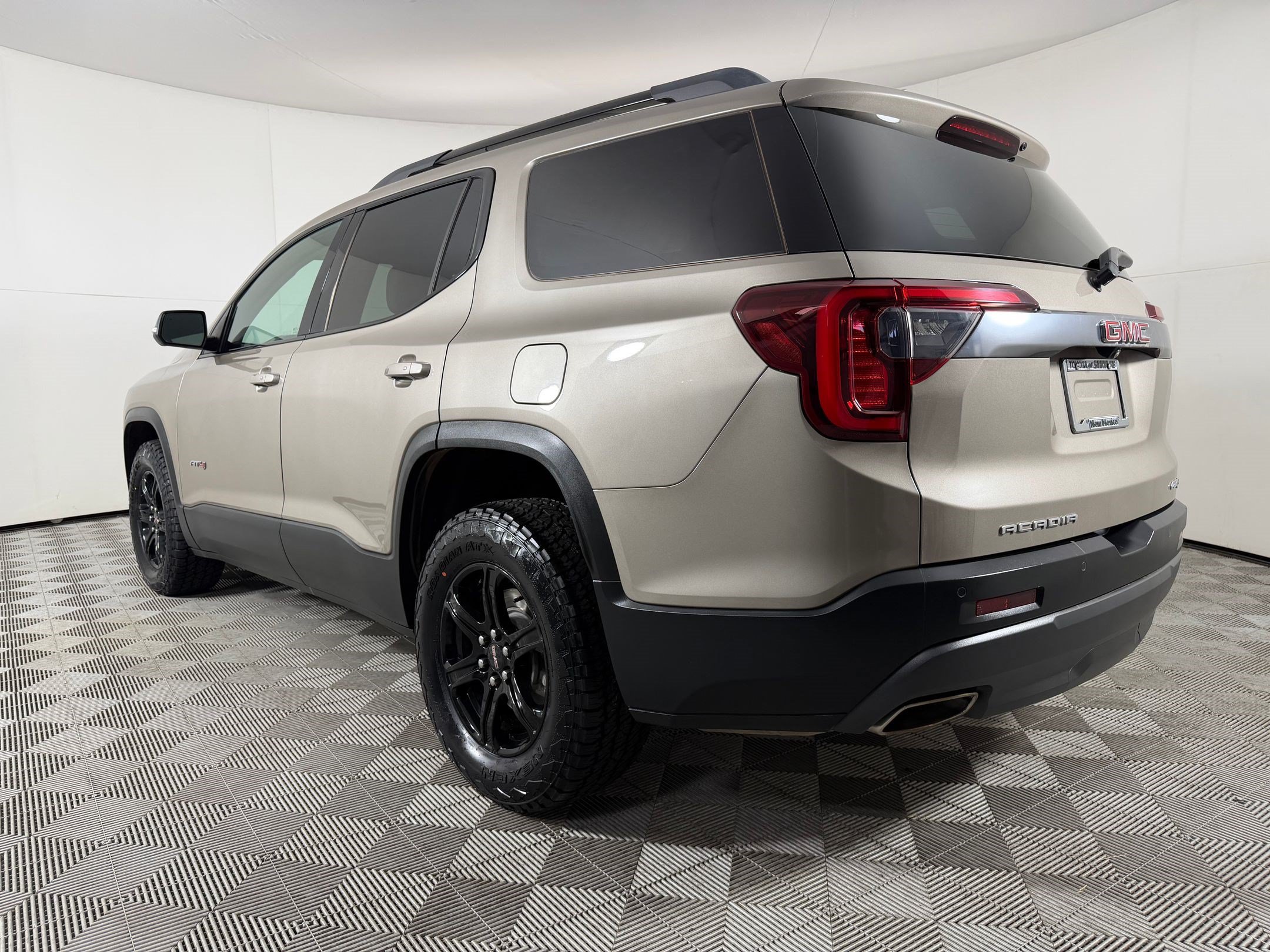 Used 2022 GMC Acadia AT4 w/ Technology Package AWD/4WD image 3