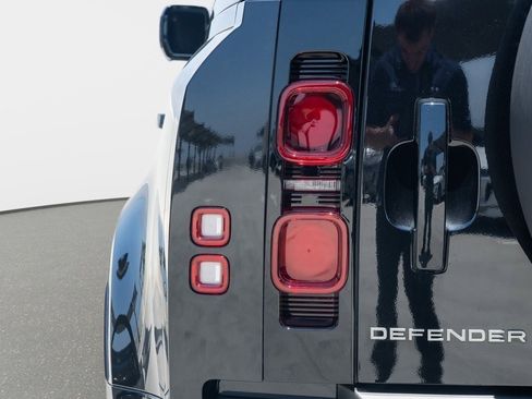 New 2025 Land Rover Defender 110 X-Dynamic SE image 8