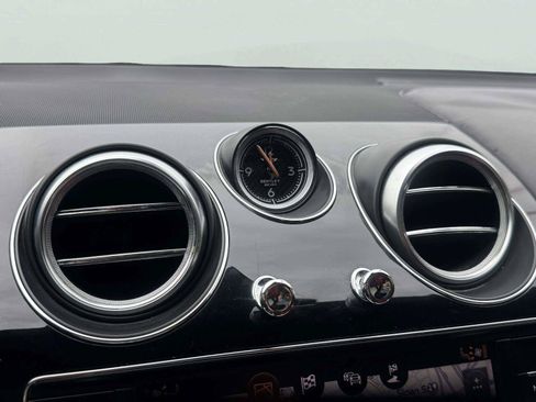 Used 2018 Bentley Bentayga AWD/4WD image 40