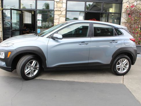 Used 2021 Hyundai Kona SE FWD image 2