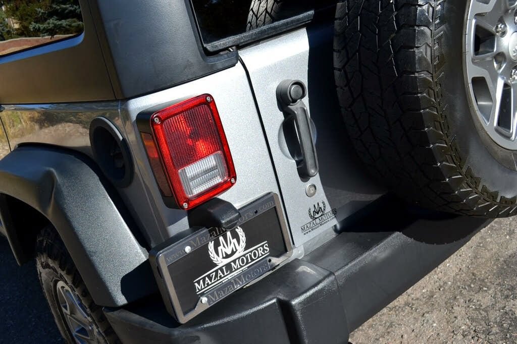 Used 2015 Jeep Wrangler Unlimited Rubicon w/ Dual Top Group AWD/4WD image 13