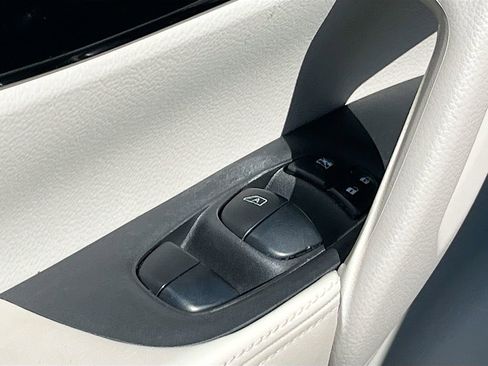 Used 2022 Nissan Rogue Sport SL FWD image 18