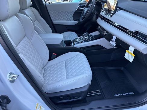 New 2025 Mitsubishi Outlander SEL image 24