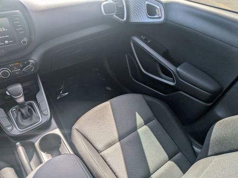 Used 2025 Kia Soul LX w/ LX Technology Package FWD image 16