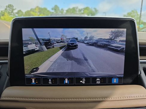 Used 2021 Chevrolet Tahoe Premier w/ Premium Package AWD/4WD image 9