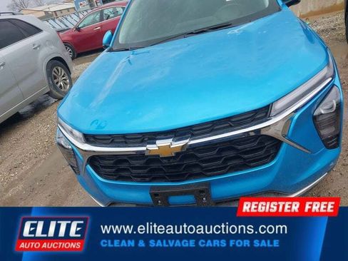 Used 2025 Chevrolet Trax LT w/ LT Convenience Package FWD image 23