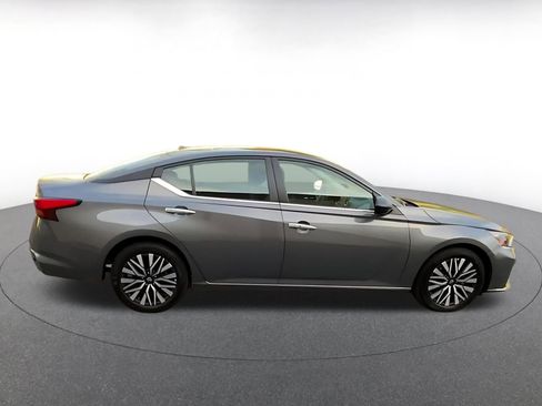 Used 2025 Nissan Altima 2.5 SV image 16