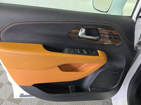 Used 2022 Chrysler Pacifica Pinnacle FWD image 9
