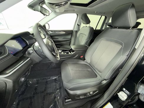 Used 2023 Jeep Grand Cherokee Laredo w/ Luxury Tech Group I image 13