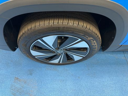 Used 2024 Volkswagen Taos SE image 16