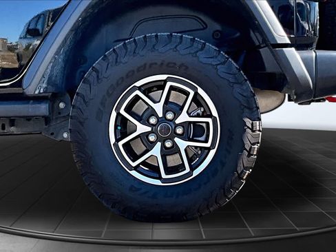 Used 2025 Jeep Wrangler Unlimited Rubicon w/ Convenience Group AWD/4WD image 36