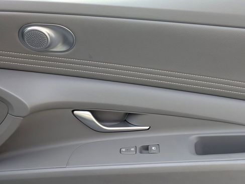 Used 2025 Hyundai Elantra SEL image 33