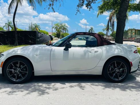 Used 2018 MAZDA MX-5 Miata Club RWD image 2