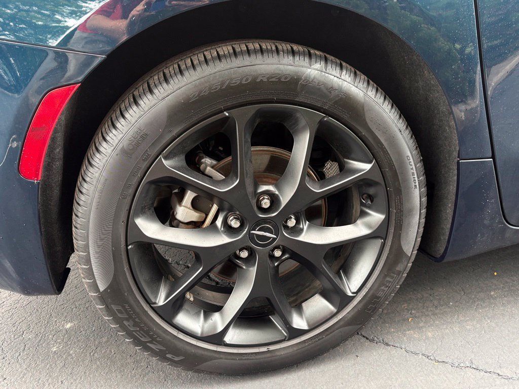 Used 2025 Chrysler Pacifica Limited FWD image 16