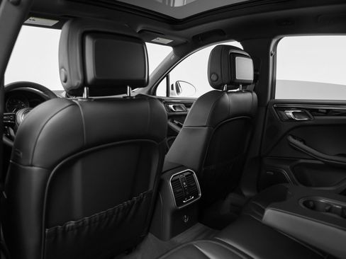 Certified 2025 Porsche Macan AWD/4WD image 39