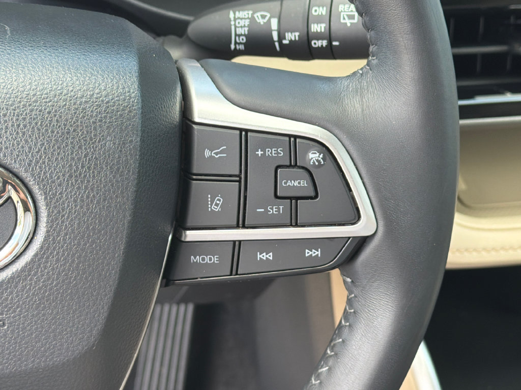 Used 2023 Toyota Highlander XLE FWD image 29