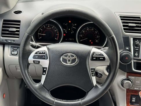 Used 2013 Toyota Highlander Limited AWD/4WD image 10