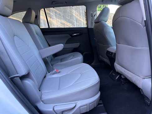Used 2023 Toyota Highlander XLE AWD/4WD image 28