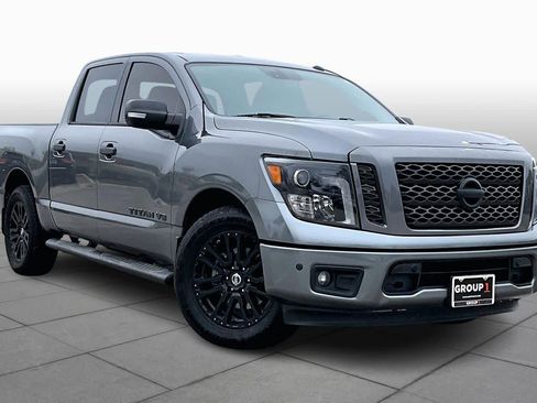 Used 2019 Nissan Titan SV w/ SV Convenience Package image 2