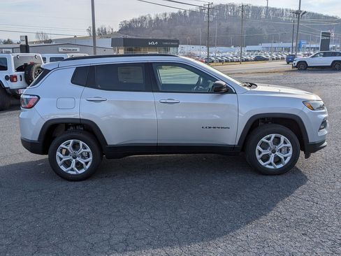 New 2026 Jeep Compass Latitude image 4
