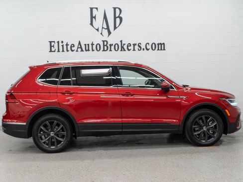 Used 2024 Volkswagen Tiguan SE w/ Panoramic Sunroof Package image 5