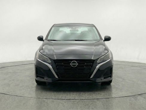 Used 2025 Nissan Altima 2.5 SV FWD image 2