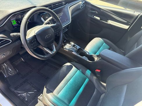 Used 2023 Chevrolet Bolt LT w/ Infotainment Package FWD image 9