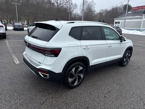 Certified 2025 Volkswagen Taos SE image 9