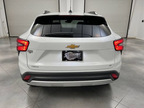 Used 2025 Chevrolet Trax LT FWD image 8