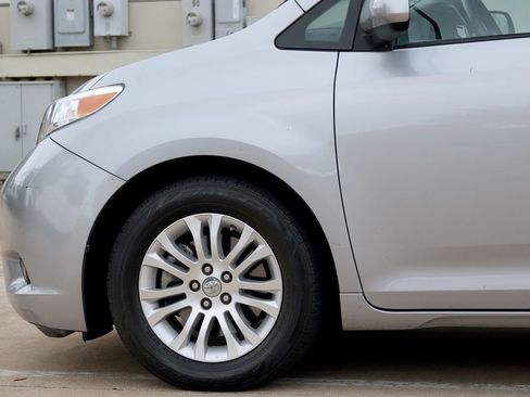 Used 2017 Toyota Sienna XLE FWD image 24